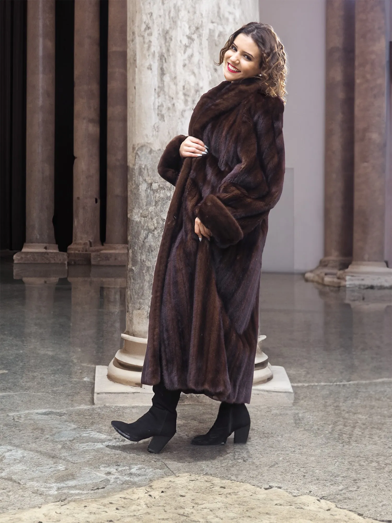 Luxurious Mahogany Lunaraine Canadian Mink Fur Coat By Creeds L/XL