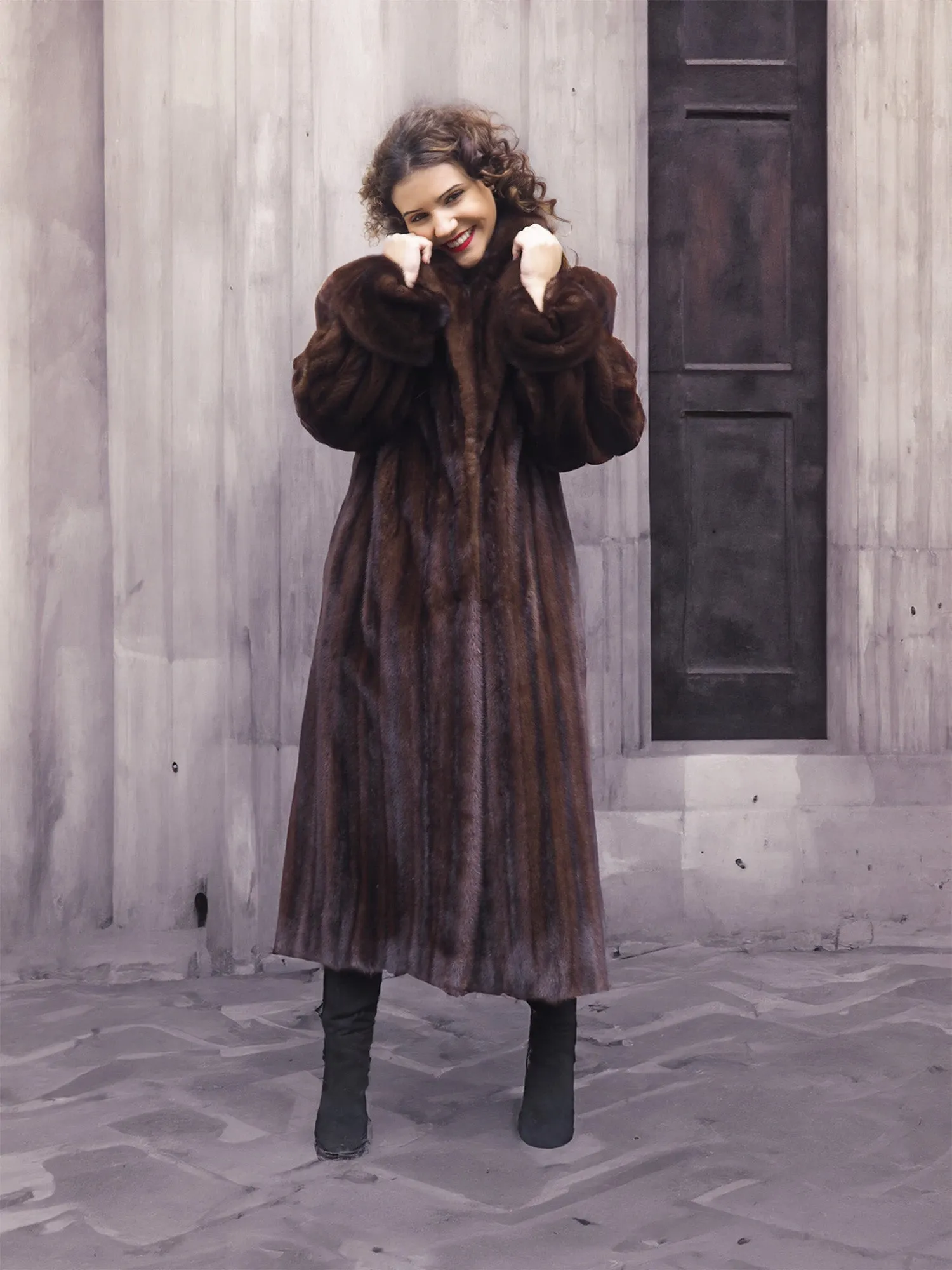 Luxurious Mahogany Lunaraine Canadian Mink Fur Coat By Creeds L/XL